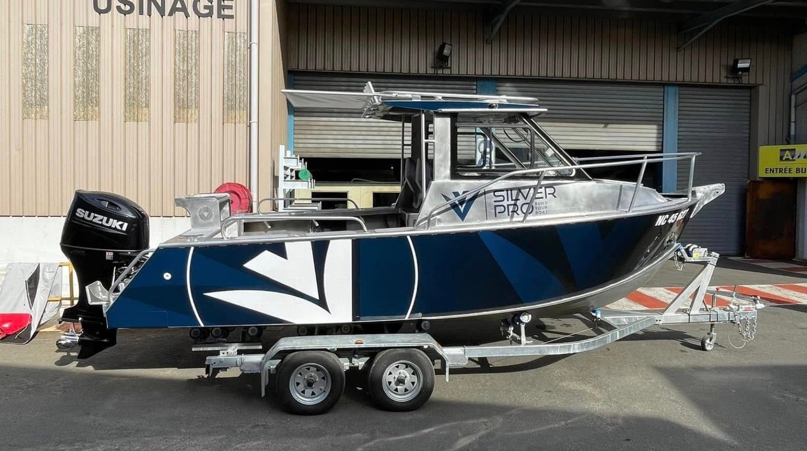 Bateau Silver Pro habillé d'un covering géométrique bleu nuit et blanc
