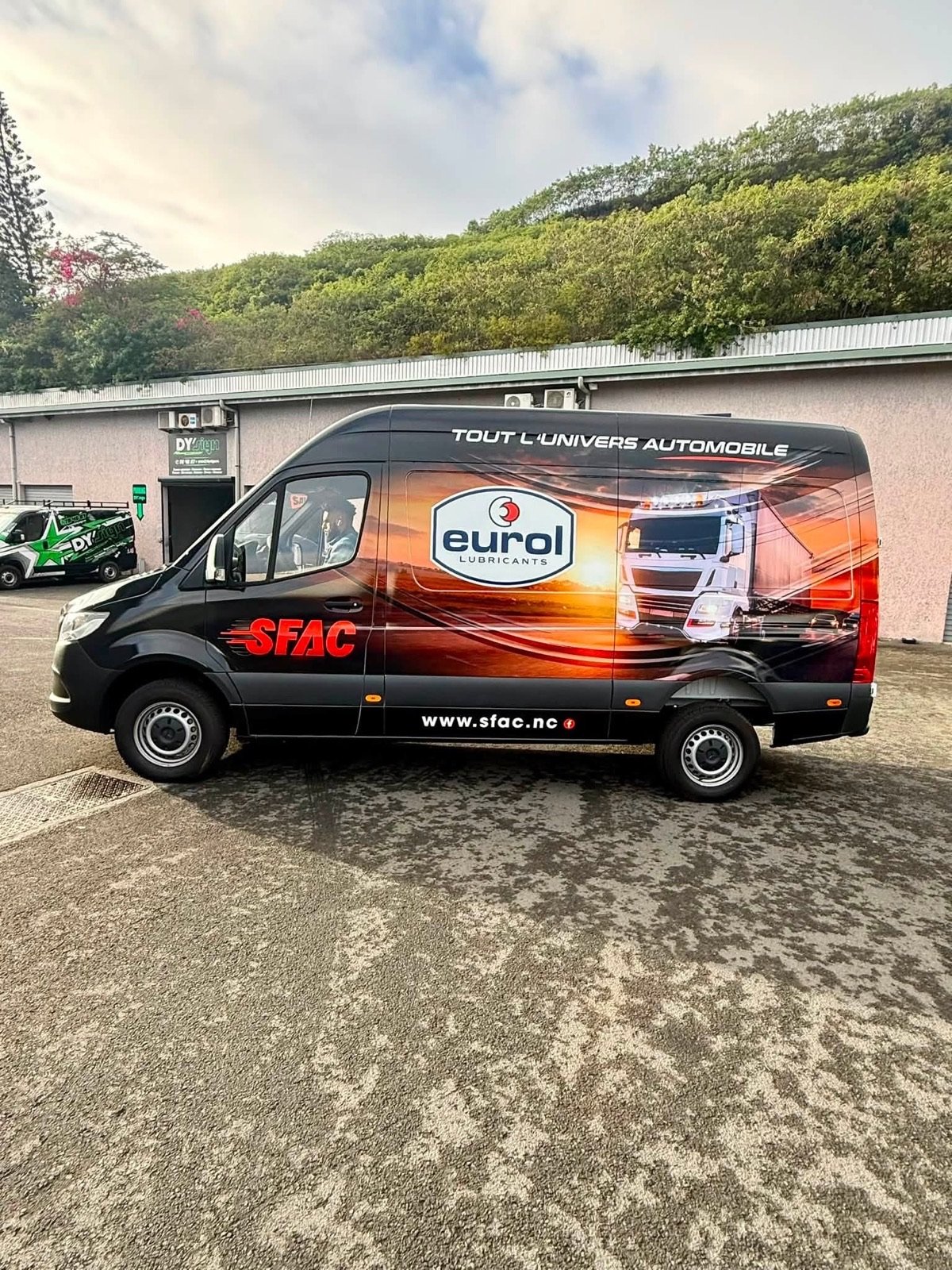 Utilitaire Sprinter habillé Eurol Lubricants et SFAC, tout l'univers automobile