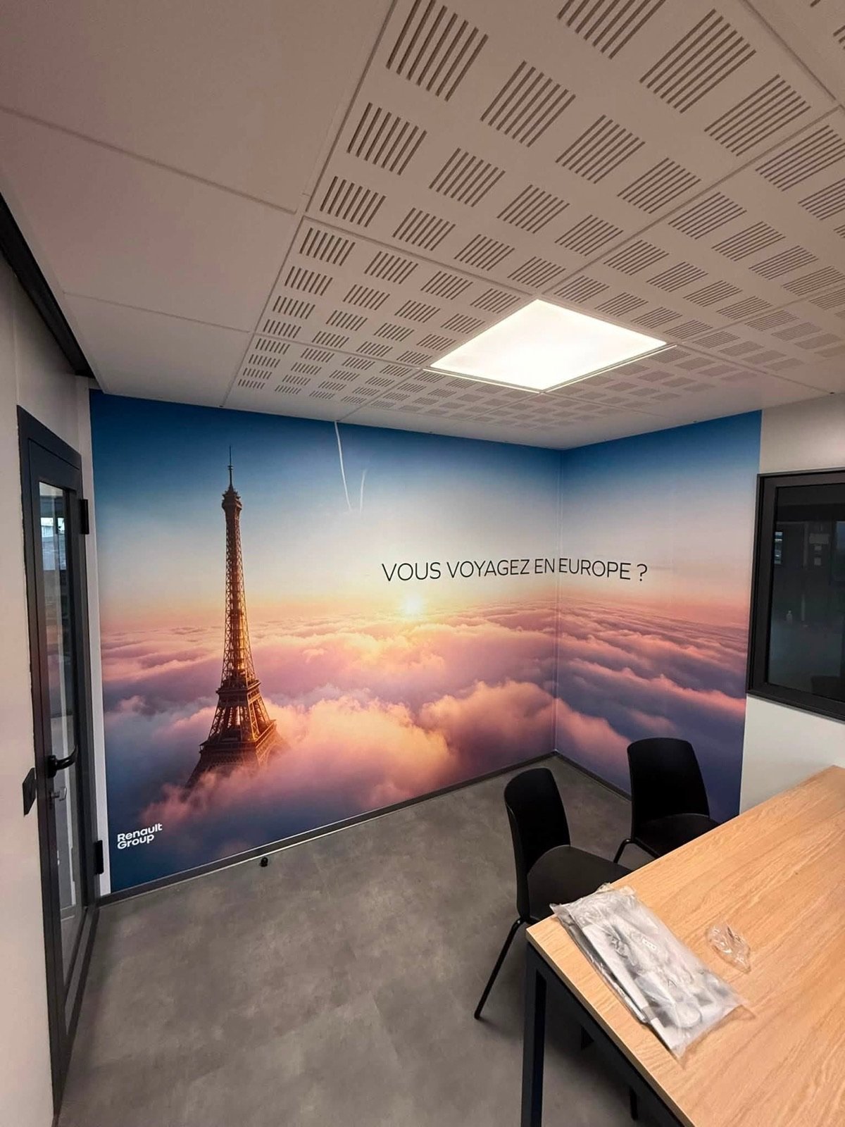 Décor mural Tour Eiffel Vous voyagez en Europe pour Renault Group