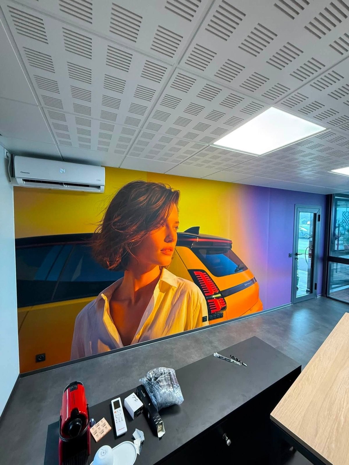 Décor mural orange et violet dans un bureau Renault