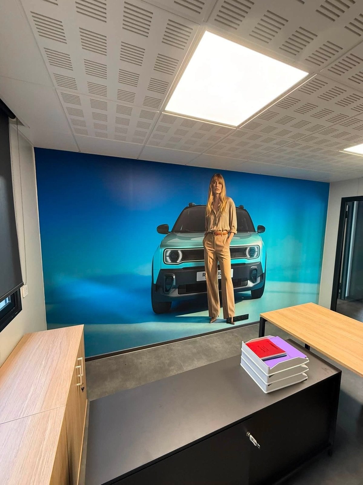 Fresque murale Renault R5 électrique dans un showroom, impression grand format