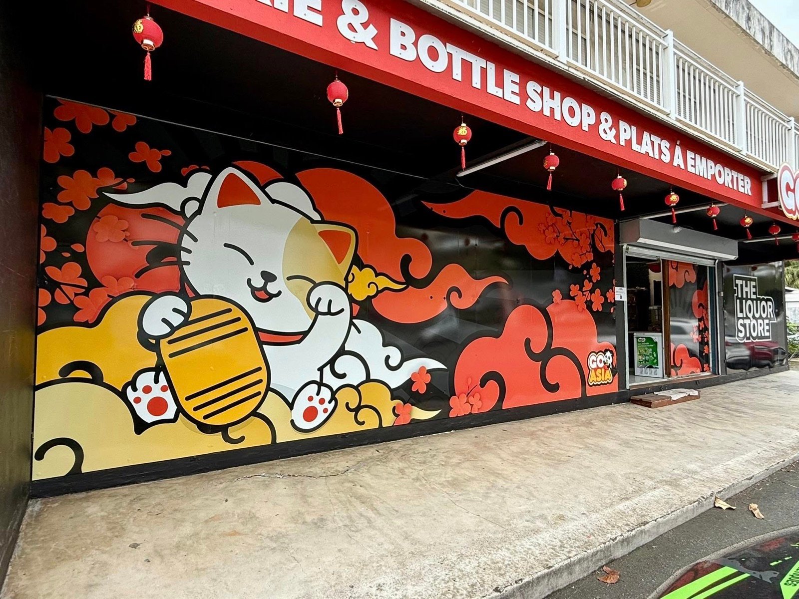 Enseigne et habillage de façade GO ASIA avec chat porte-bonheur pour The Liquor Store